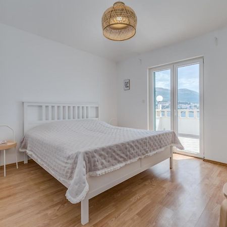 Beachfront Apartments Split Bagian luar foto