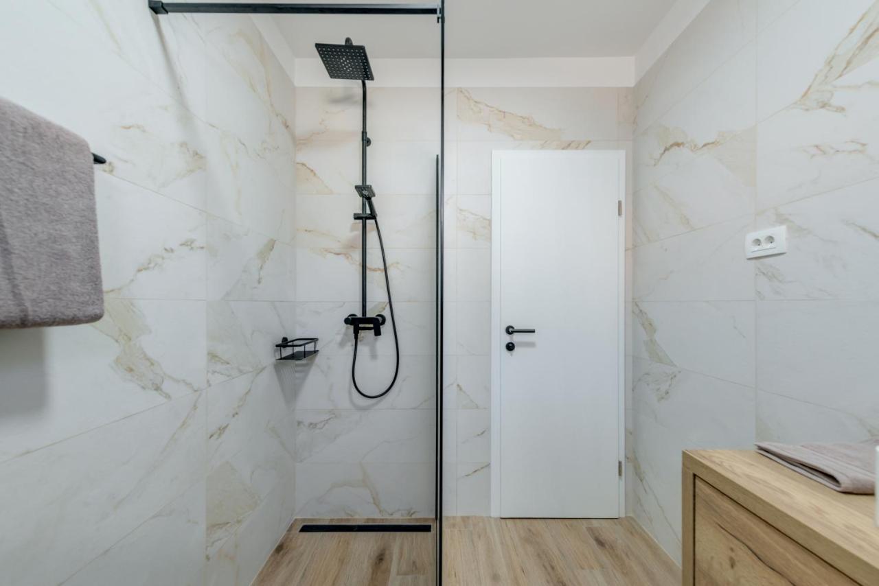 Beachfront Apartments Split Bagian luar foto
