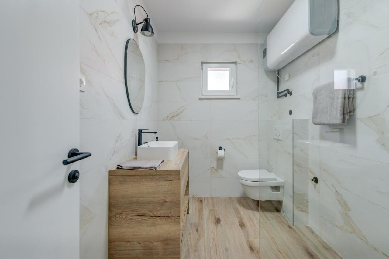 Beachfront Apartments Split Bagian luar foto
