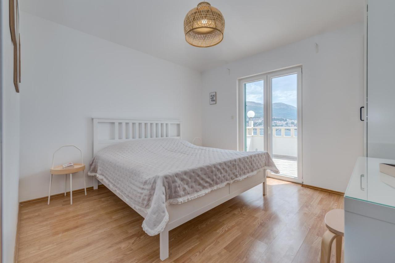 Beachfront Apartments Split Bagian luar foto
