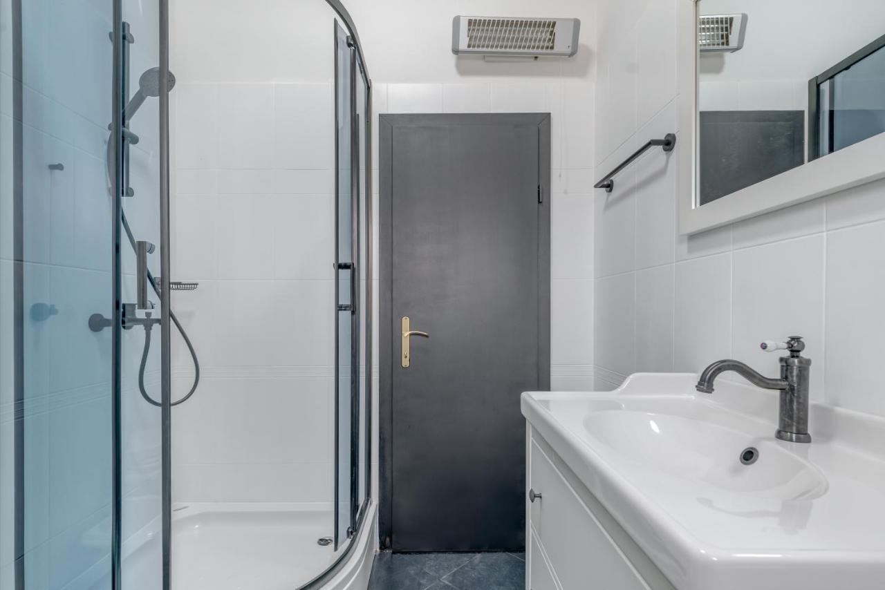 Beachfront Apartments Split Bagian luar foto